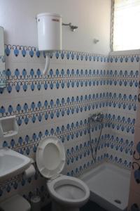 uma casa de banho com um WC, um lavatório e uma banheira em MARIA STUDIOS LAGANAS em Laganas