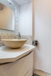a bathroom with a sink and a mirror at Appartement en front de mer avec terrasse et vue mer in Arromanches-les-Bains