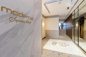 hol budynku biurowego z napisem na ścianie w obiekcie Moderna Central Luxury Apartment with Parking in Gdynia by Noclegi Renters w mieście Gdynia