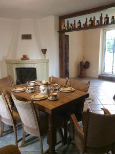 comedor con mesa de madera y sillas en Zielone Sioło, en Lekarty