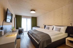 JUFA Hotel Savognin房間的床
