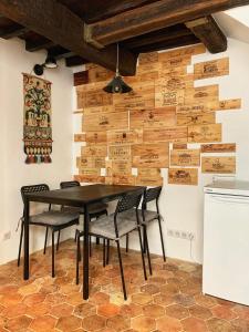 uma sala de jantar com mesa e cadeiras e uma parede de madeira em Confortable studio à Mons, au calme absolut em Mons