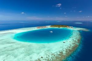 een eiland in het midden van de oceaan bij Baros Maldives in Male City