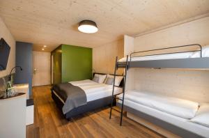 JUFA Hotel Savognin房間的床