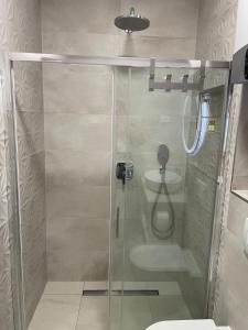 La salle de bains est pourvue d'une douche avec une porte en verre. dans l'établissement apartment in the city center, à Split