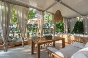 Een zitgedeelte bij Polidor Camping Resort
