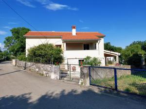 ein weißes Haus mit einem Zaun davor in der Unterkunft Villa Mira Garica in Garica