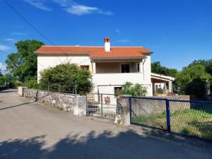 Biały dom z płotem przed nim w obiekcie Villa Mira Garica by El-Pi Tours w mieście Garica