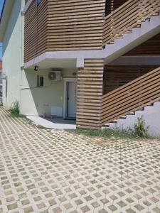 un bâtiment avec des escaliers en bois sur le côté dans l'établissement Onar View Apartment, à Néa Péramos