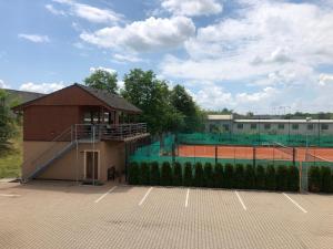 Tenis a/nebo squash v ubytování Motel R10 nebo okolí