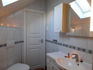 baño con lavabo y aseo y ventana en Vangsgaarden Gjestgiveri en Aurland