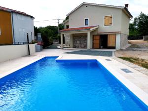 Bazén v ubytovaní Villa Mira Garica by El-Pi Tours alebo v jeho blízkosti