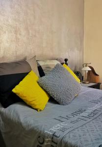 Un pat sau paturi într-o cameră la Nice appartement à Marrakech
