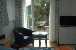 蘭河畔馬爾堡的住宿－Ferienwohnung Schewe，客厅配有椅子、桌子和窗户