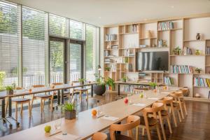 TV a/nebo společenská místnost v ubytování INNSiDE by Meliá Düsseldorf Seestern + 37 fotografií
