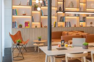Posezení v ubytování INNSiDE by Meliá Düsseldorf Seestern