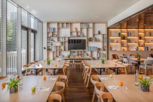 TV a/nebo společenská místnost v ubytování INNSiDE by Meliá Düsseldorf Seestern