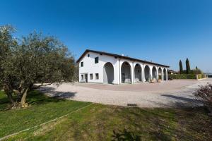 um grande edifício branco com uma grande entrada em Agriturismo Le Grazie em Verona