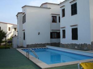 una piscina frente a una casa en ULLASTRES III en Es Mercadal