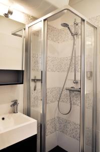 y baño con ducha y lavamanos. en Duplex de charme au Coeur de Montmartre, en París