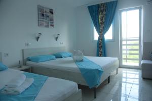 una camera con due letti e una finestra di Apartments Villa Naumovi a Star Dojran