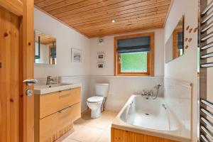 een badkamer met een bad, een toilet en een wastafel bij Lodge 5 Longbury - Luxury Lodge, Golf Course Views, Restaurant and Spa Facilites in Penally +18 foto's