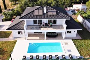 Bazén v ubytování New Villa with Pool nebo v jeho okolí