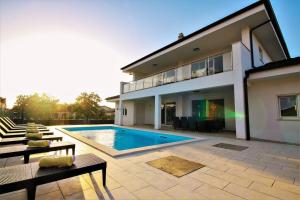 Bazén v ubytování New Villa with Pool nebo v jeho okolí