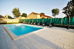 Bazén v ubytování New Villa with Pool nebo v jeho okolí