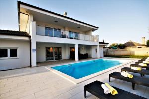 Bazén v ubytování New Villa with Pool nebo v jeho okolí