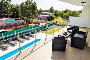 Bazén v ubytování New Villa with Pool nebo v jeho okolí