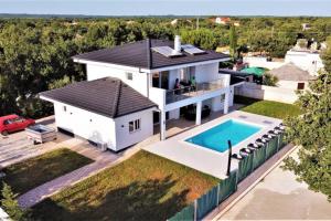 Bazén v ubytování New Villa with Pool nebo v jeho okolí