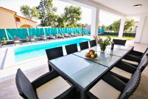 Bazén v ubytování New Villa with Pool nebo v jeho okolí