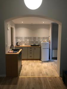 an empty kitchen with a counter and a refrigerator at Zaciszny Apartament w Zdroju in Kudowa-Zdrój