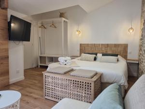 ルドンにあるOsemae Immobilier - Redon Port-Chatelêtのベッド2台とテレビが備わるホテルルームです。