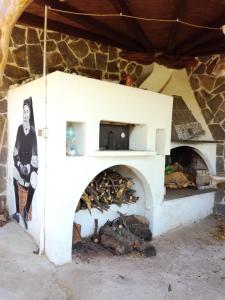 un forno in mattoni con un dipinto sul muro di Villino bifamiliare a Dorgali