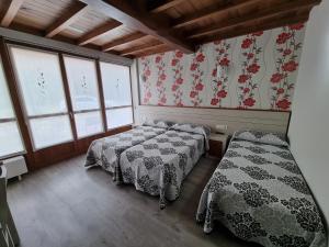 Postel nebo postele na pokoji v ubytování Pensión Ribadiso + 18 fotografií