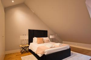 Iconic & Elegant Design 2 bedroom Apt By FS tesisinde bir odada yatak veya yataklar