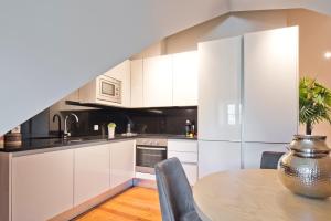 A cozinha ou kitchenette de Iconic & Elegant Design 2 bedroom Apt By FS