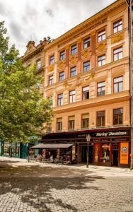 een groot oranje gebouw in een stadsstraat bij Residence St Havel Prague Old Town in Praag