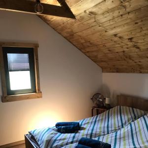 Postel nebo postele na pokoji v ubytování Sworna łąka z zewnętrznym SPA- sauna, jacuzzi, balia