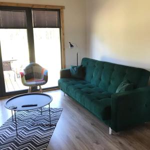 Posezení v ubytování Sworna łąka z zewnętrznym SPA- sauna, jacuzzi, balia
