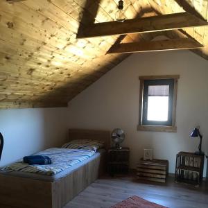 Postel nebo postele na pokoji v ubytování Sworna łąka z zewnętrznym SPA- sauna, jacuzzi, balia