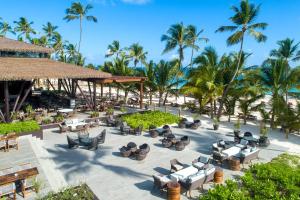 uma vista aérea de um resort com espreguiçadeiras e palmeiras em Unique Club at Lopesan Costa Bávaro Resort em Punta Cana