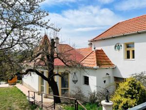 Mátraderecske的住宿－Tornyos Vendégház Mátraderecske，白色房子,有红色屋顶