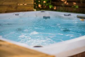 The swimming pool at or close to Chalet Chevreuil Zen