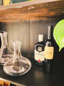 un estante con dos botellas de vino y dos jarrones en Trevi Fountain Luxury Guest House, en Roma