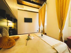 una camera da letto con un letto con cuscini sopra di Trevi Fountain Luxury Guest House a Roma