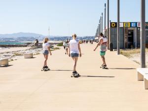 een groep mensen die skateboarden op een stoep bij Beautiful Boutique House Near the Beach in Costa da Caparica