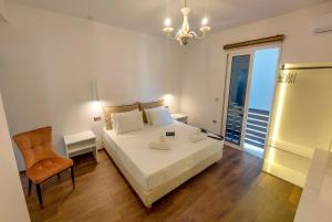 Giường trong phòng chung tại Polymnia Luxury Apartments Argostoli